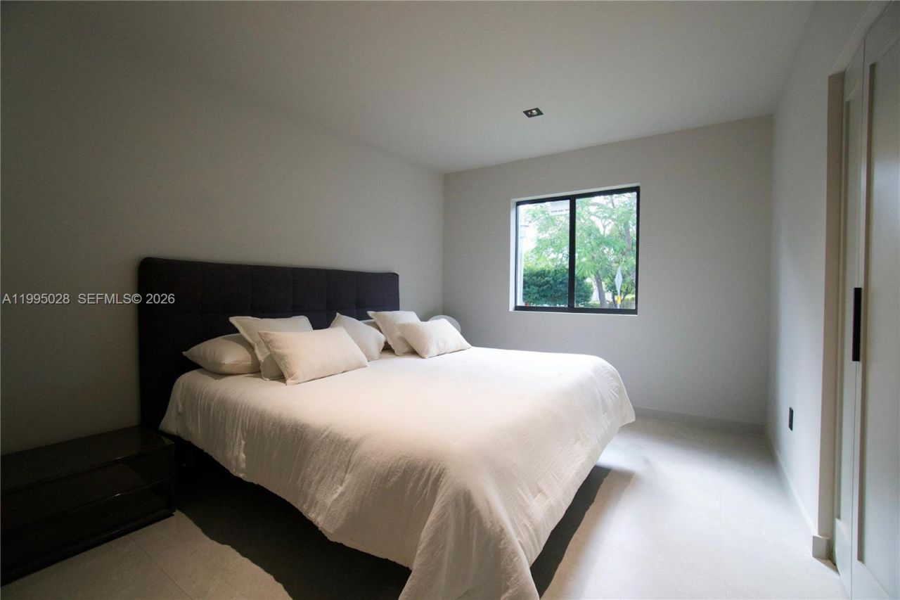 2155 SW 25th Ter, Miami, FL 33133 Photo