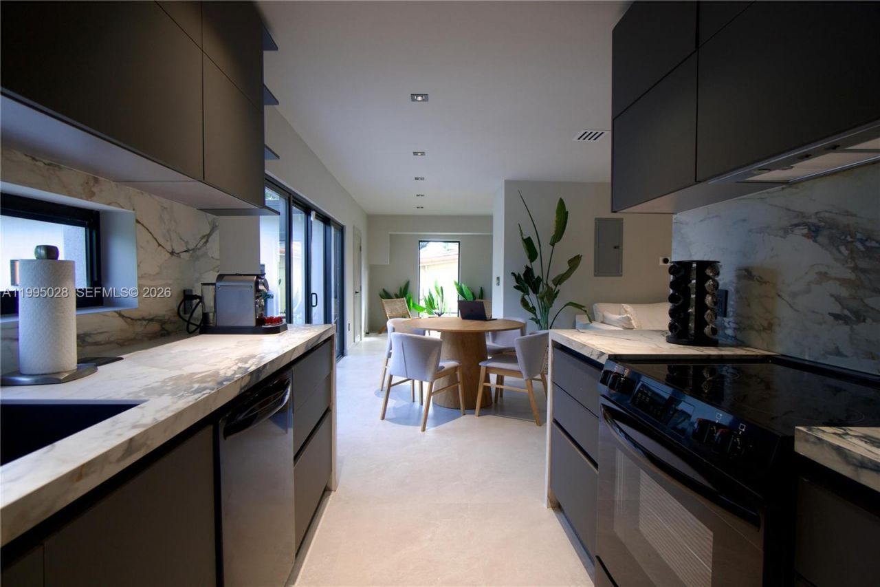 2155 SW 25th Ter, Miami, FL 33133 Photo