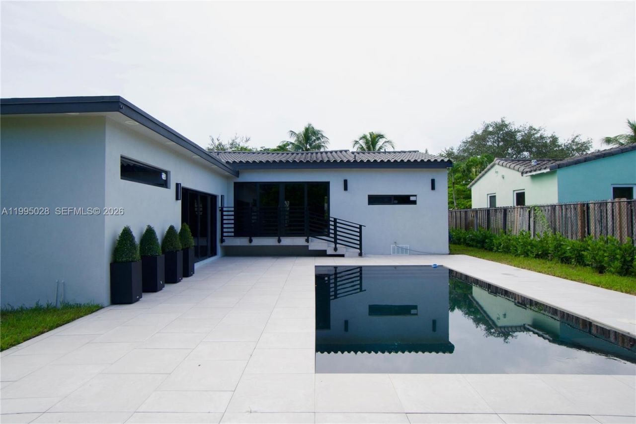 2155 SW 25th Ter, Miami, FL 33133 Photo