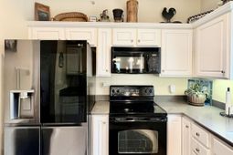 121 Ballard Lane photo 4