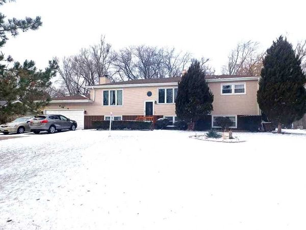 23W464 OLIVE Court , Carol Stream, IL 60188