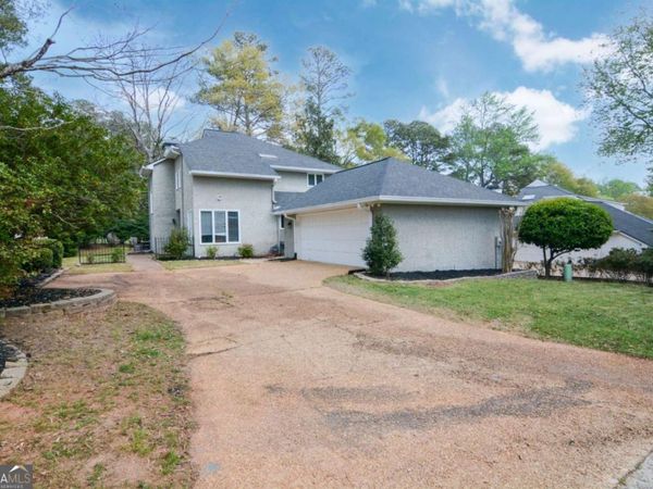 2560 Links End, Roswell, GA 30076