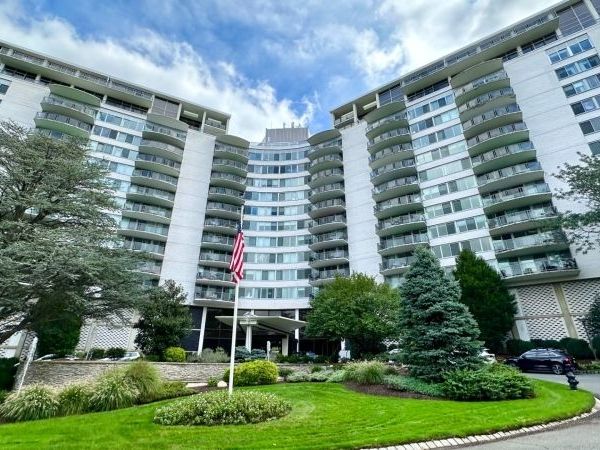 1 Claridge Dr, Unit 1000, Verona, NJ 07044