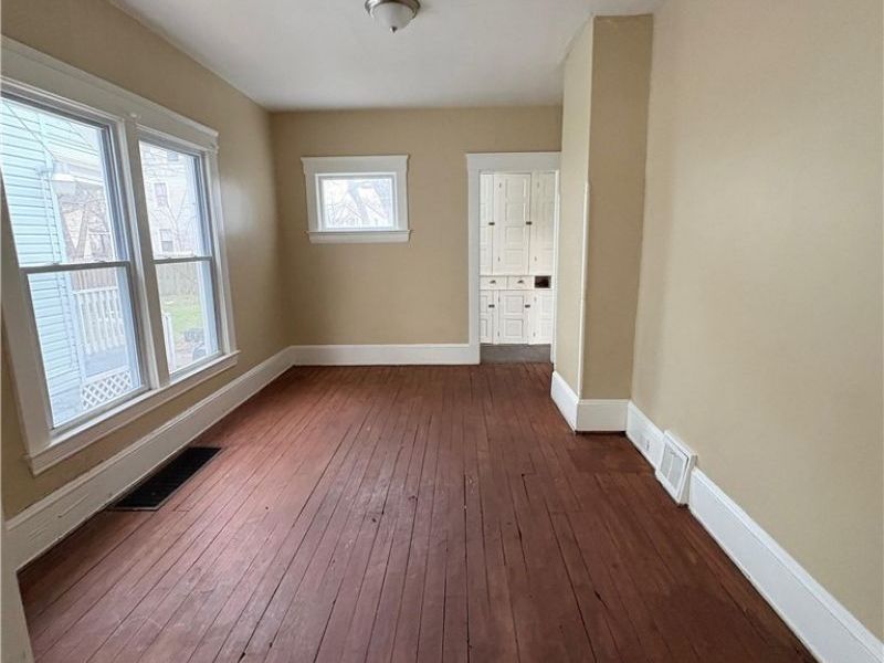 581 E 114th Street, Cleveland, OH 44108 Photo 5