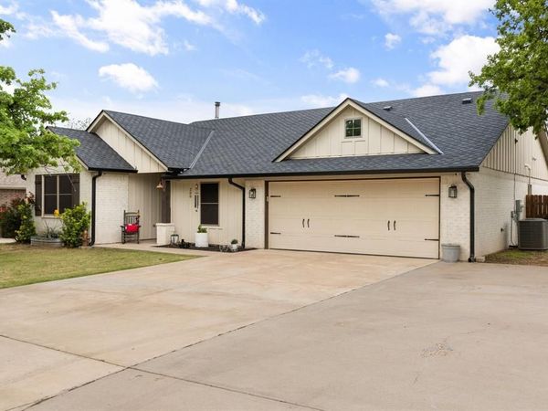 208 N Oak Lane , Tolar, TX 76476