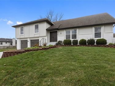 3910 SW Linden Lane, Lee's Summit, MO 64082
