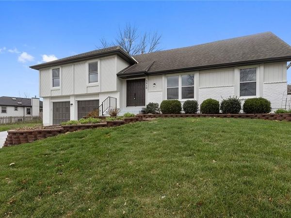 3910 SW Linden Lane, Lee's Summit, MO 64082