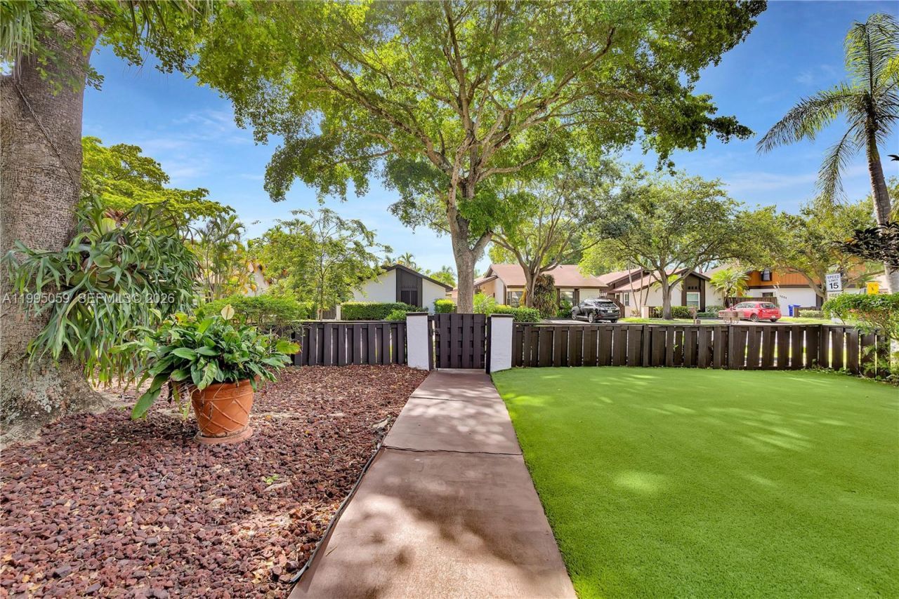 1610 W Sandpiper Cir, Pembroke Pines, FL 33026 Photo