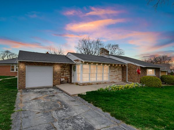 920 Theresa Lane , Chicago Heights, IL 60411