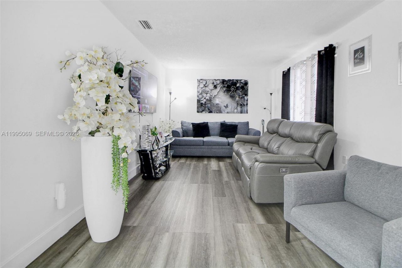 2330 W 6th Ct , Hialeah, FL 33010 Photo