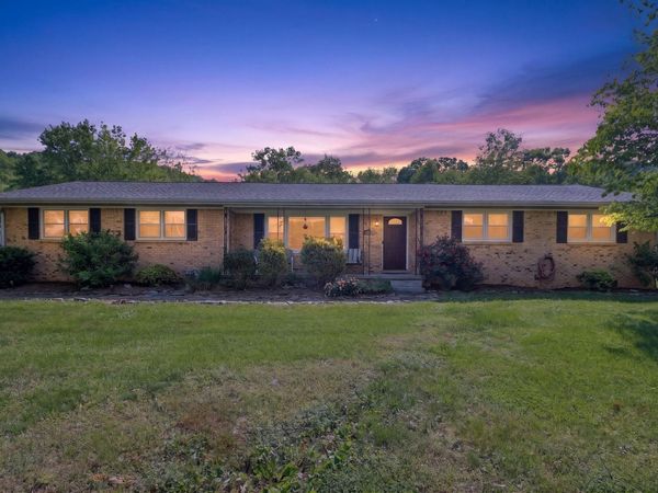 906 Riverside Cir, Celina, TN 38551