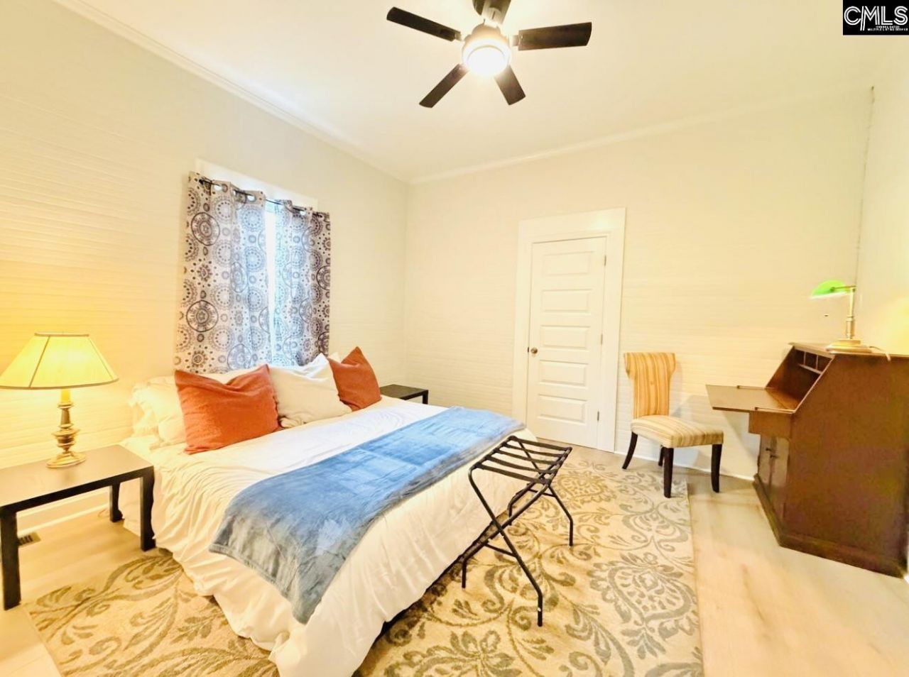 720 Lexington Avenue  Photo 16