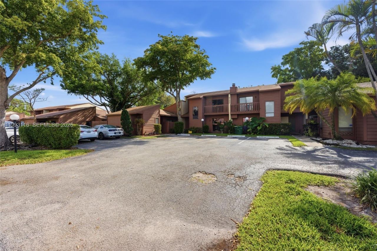 6192 Laurel Ln, Unit B, Tamarac, FL 33319 Photo