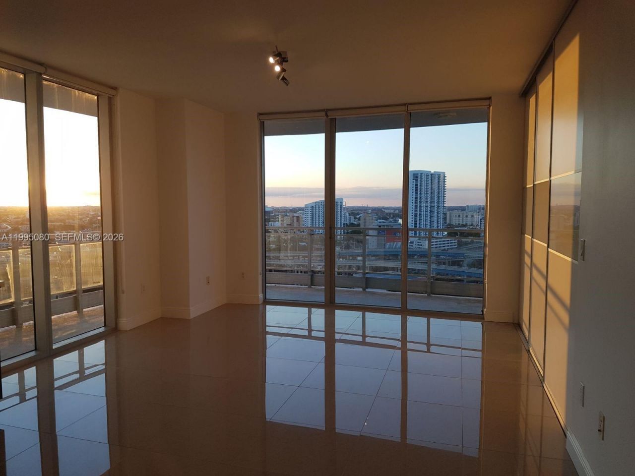 90 SW 3rd St , Unit 2112, Miami, FL 33130 Photo