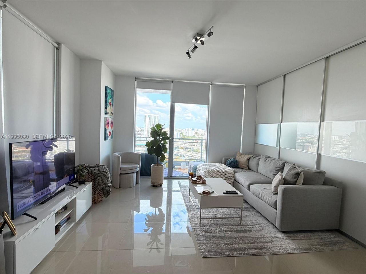 90 SW 3rd St , Unit 2112, Miami, FL 33130 Photo