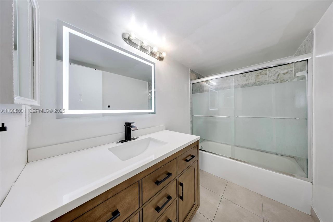 555 NE 15th St, Unit 33G, Miami, FL 33132 Photo