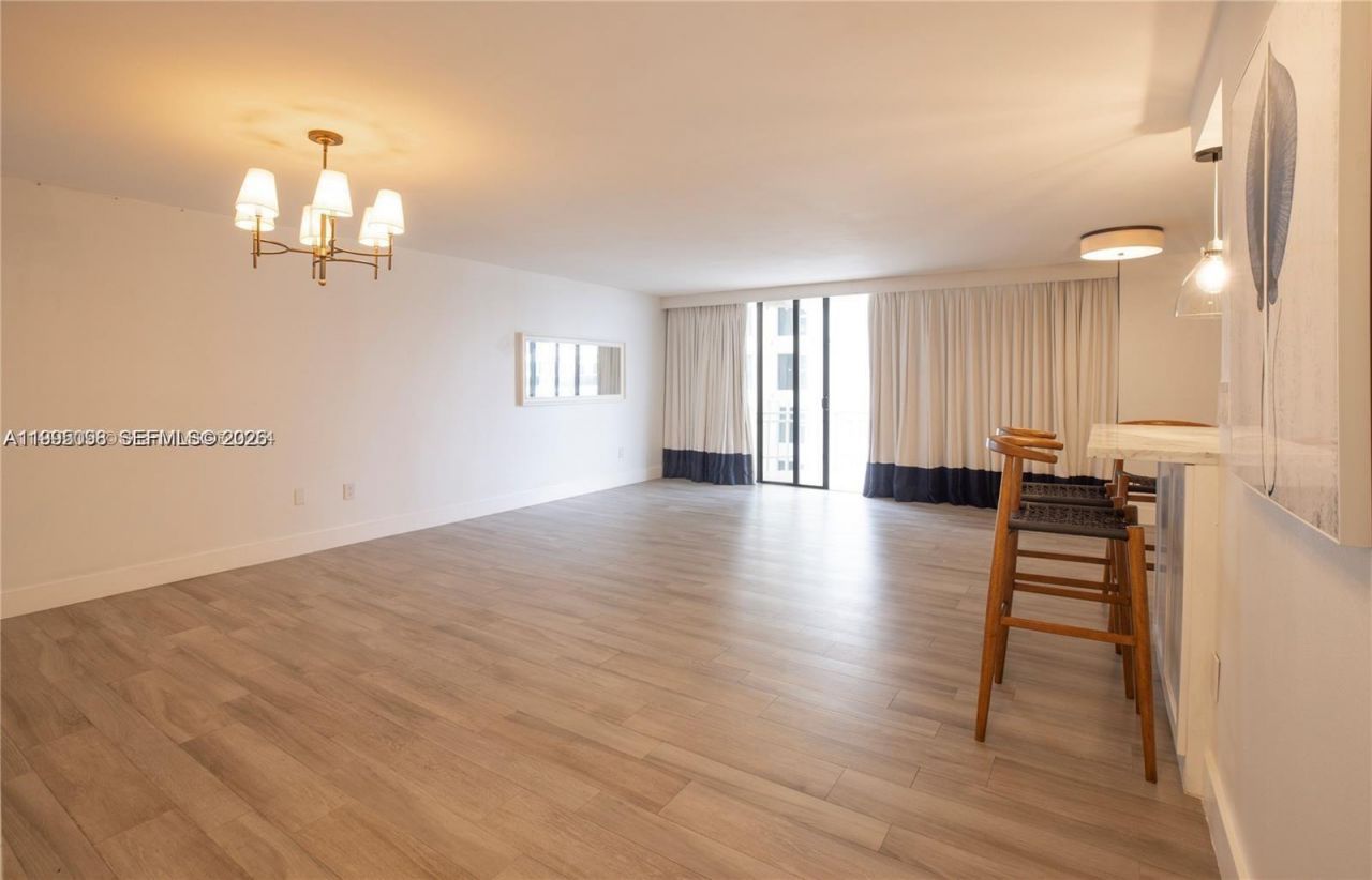 6061 Collins Ave , Unit 7D, Miami Beach, FL 33140 Photo
