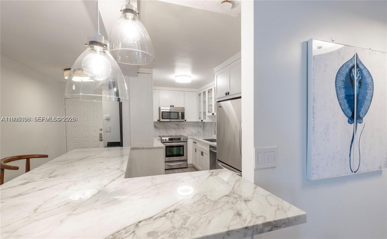 6061 Collins Ave , Unit 7D, Miami Beach, FL 33140 Photo