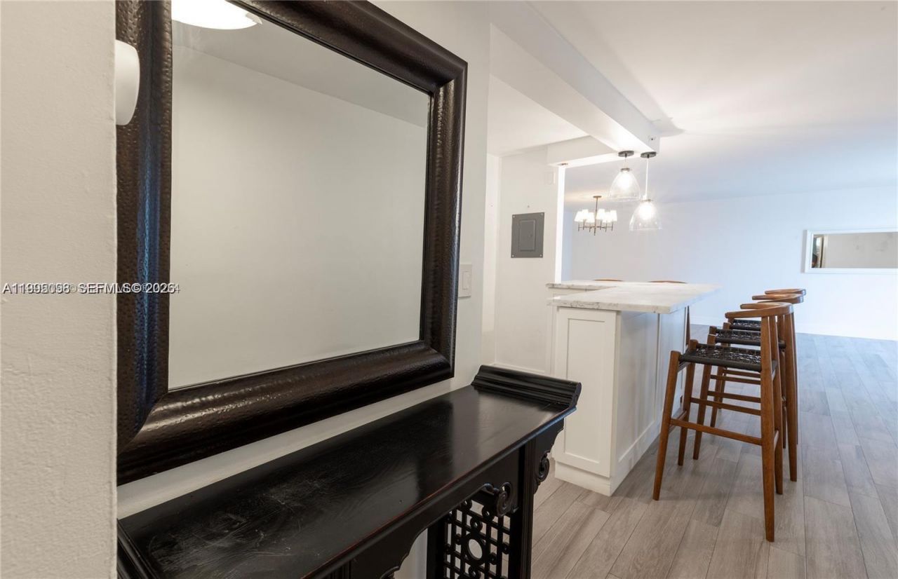 6061 Collins Ave , Unit 7D, Miami Beach, FL 33140 Photo