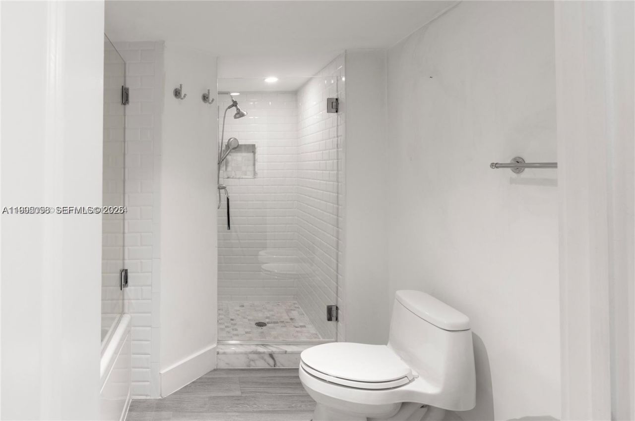 6061 Collins Ave , Unit 7D, Miami Beach, FL 33140 Photo