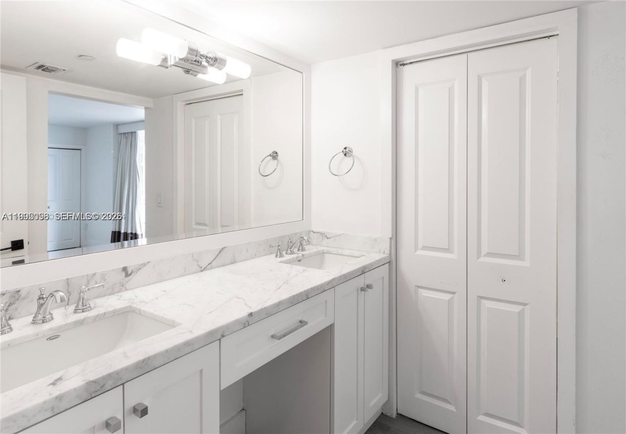 6061 Collins Ave , Unit 7D, Miami Beach, FL 33140 Photo