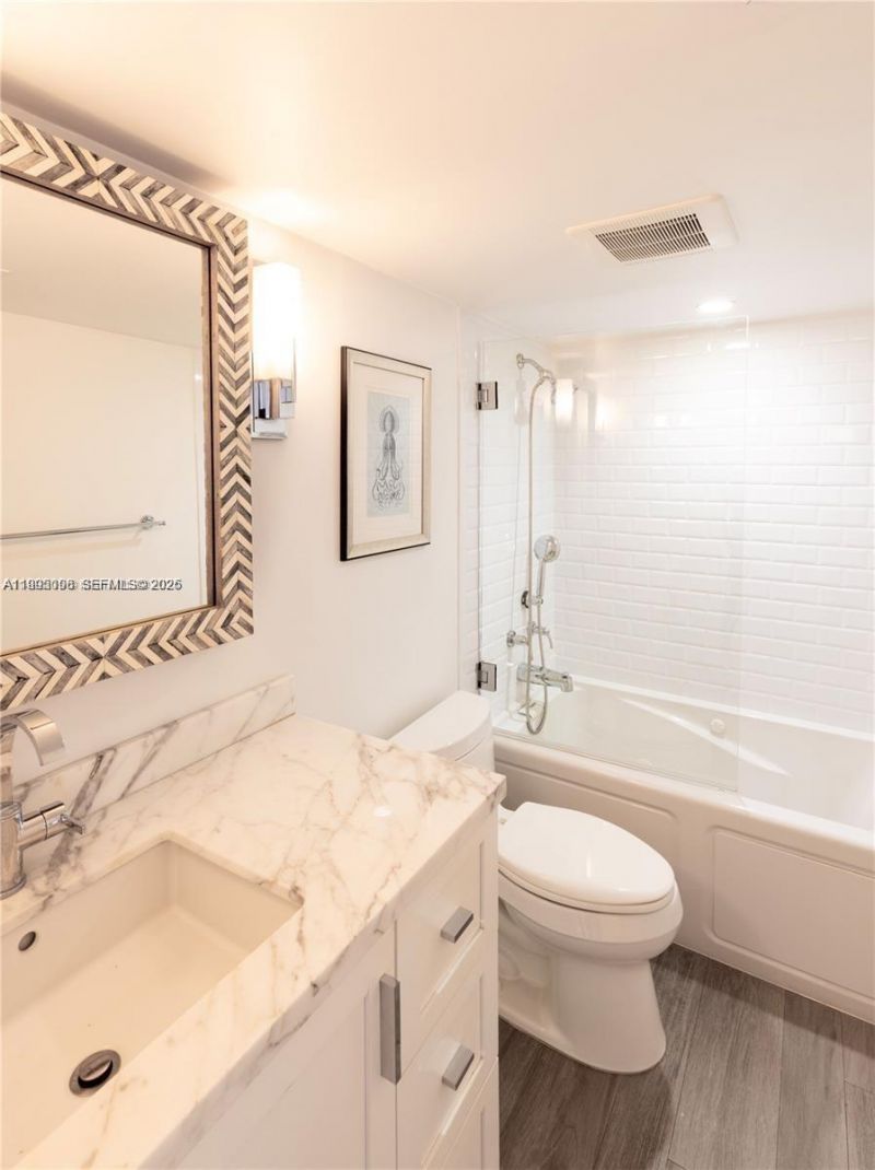 6061 Collins Ave , Unit 7D, Miami Beach, FL 33140 Photo
