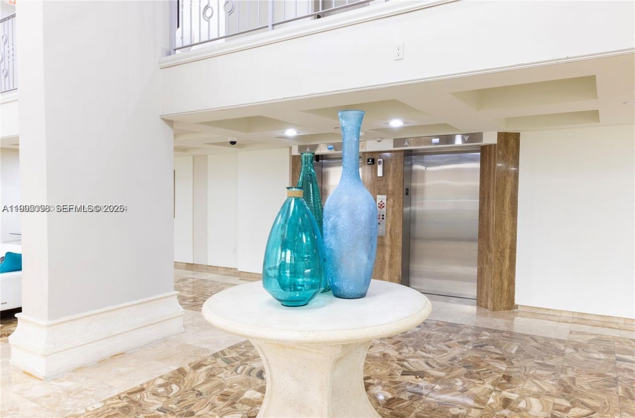6061 Collins Ave , Unit 7D, Miami Beach, FL 33140 Photo