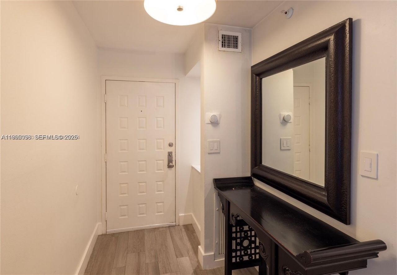 6061 Collins Ave , Unit 7D, Miami Beach, FL 33140 Photo