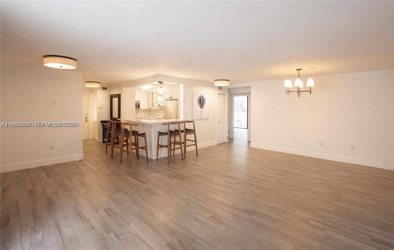 6061 Collins Ave , Unit 7D, Miami Beach, FL 33140 Photo