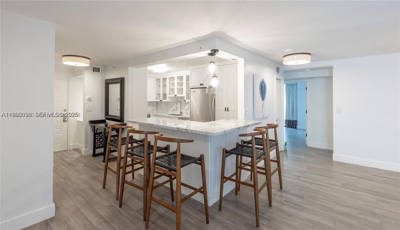 6061 Collins Ave , Unit 7D, Miami Beach, FL 33140 Photo