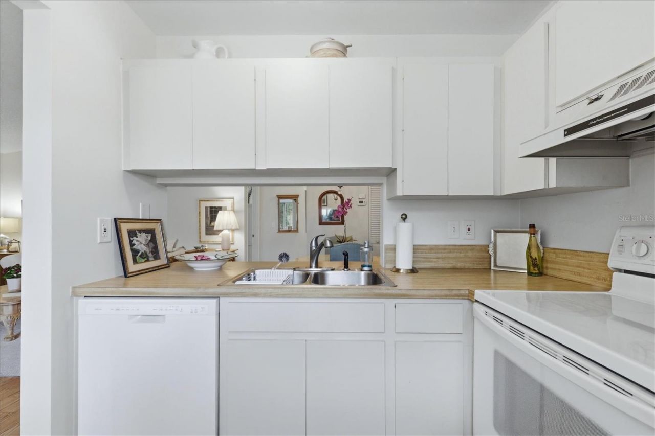 5765 Gardens Drive, Sarasota, FL 34243 Photo