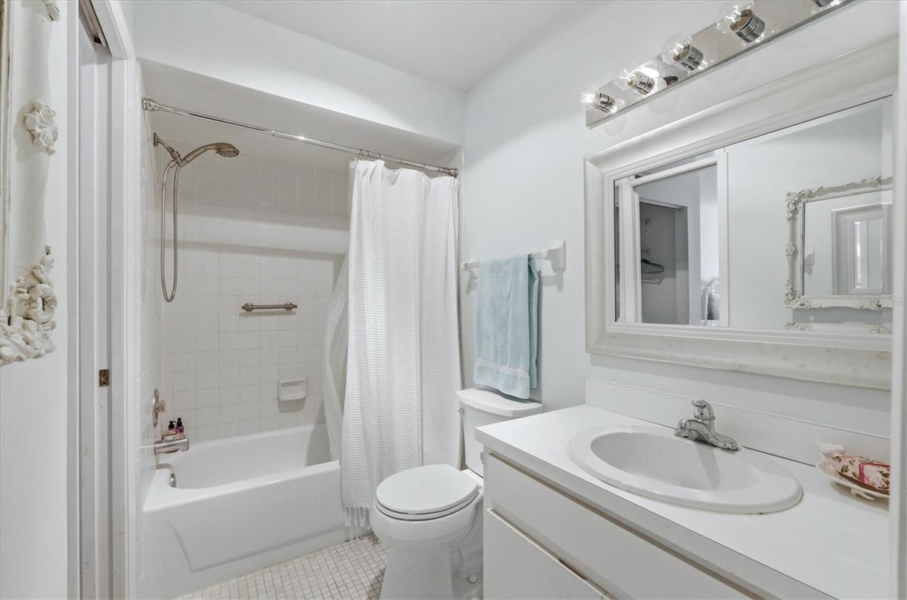 5765 Gardens Drive, Sarasota, FL 34243 Photo