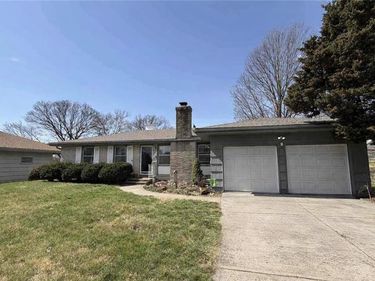 4950 NE Chouteau Drive, Kansas City, MO 64119