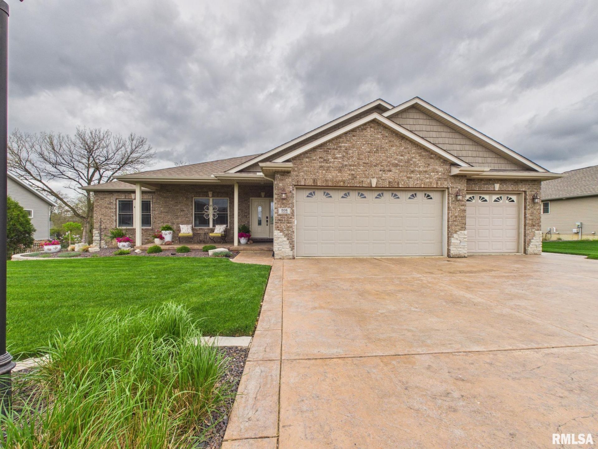 208 Pinehurst Lane, Washington, IL 61571 Main Photo