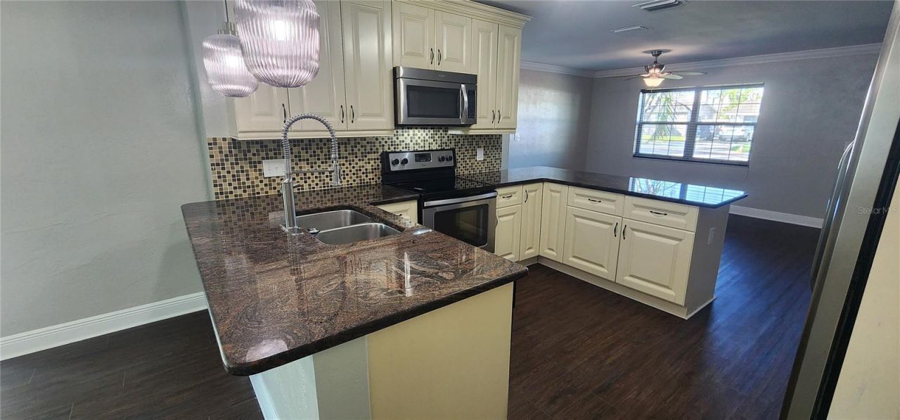 8211 7th St N , Saint Petersburg, FL 33702 Photo