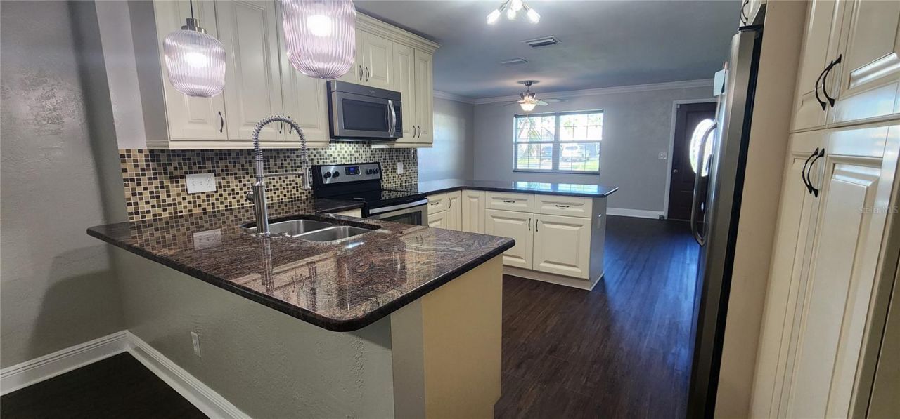 8211 7th St N , Saint Petersburg, FL 33702 Photo