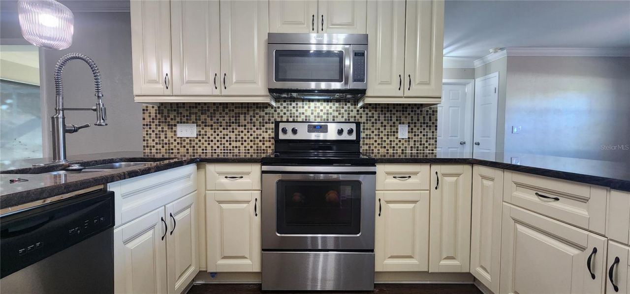 8211 7th St N , Saint Petersburg, FL 33702 Photo