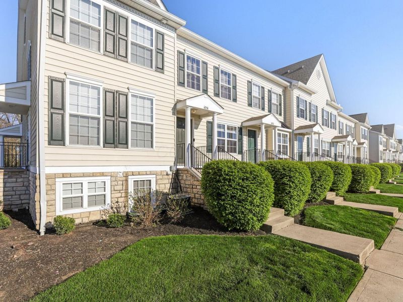 6094 Phar Lap Drive, Unit 16, New Albany, OH 43054 Photo 2