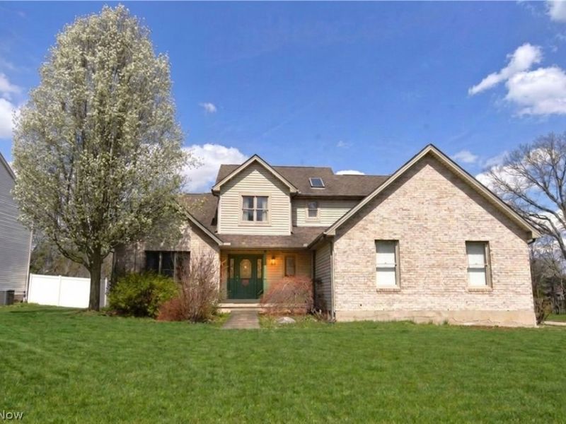 585 Creekside Drive , Hubbard, OH 44425 Photo 1