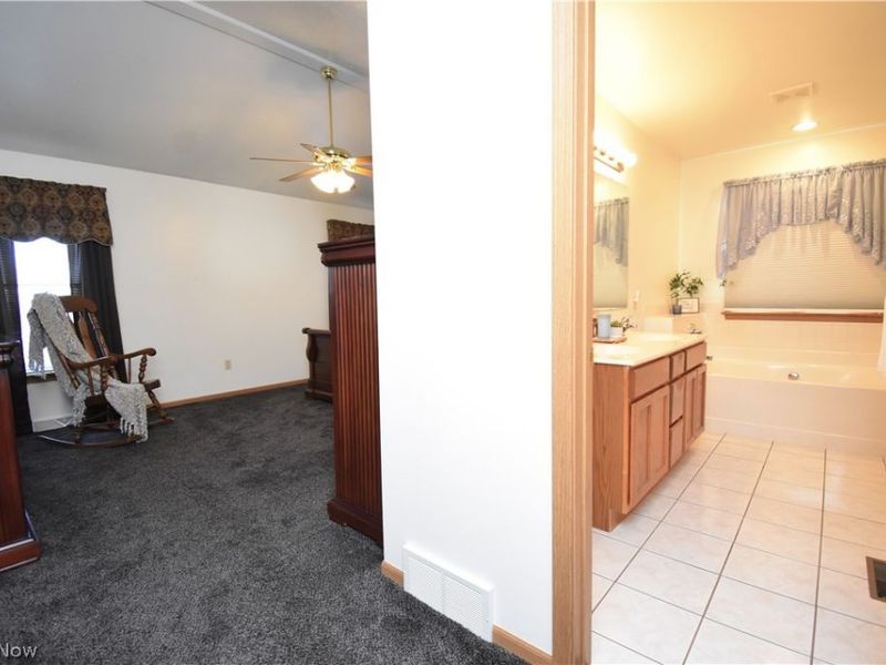 585 Creekside Drive , Hubbard, OH 44425 Photo 10