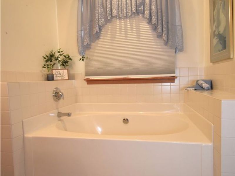 585 Creekside Drive , Hubbard, OH 44425 Photo 11