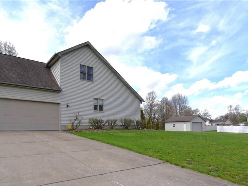 585 Creekside Drive , Hubbard, OH 44425 Photo 2