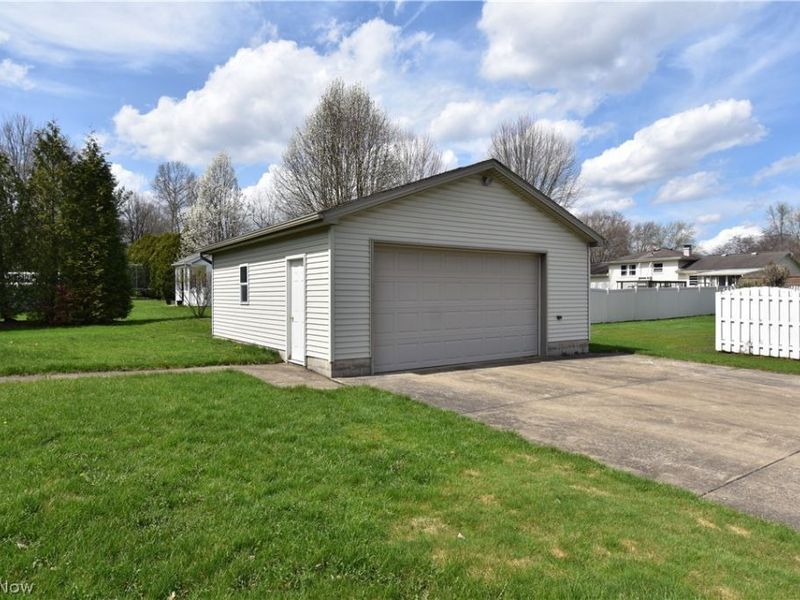 585 Creekside Drive , Hubbard, OH 44425 Photo 3