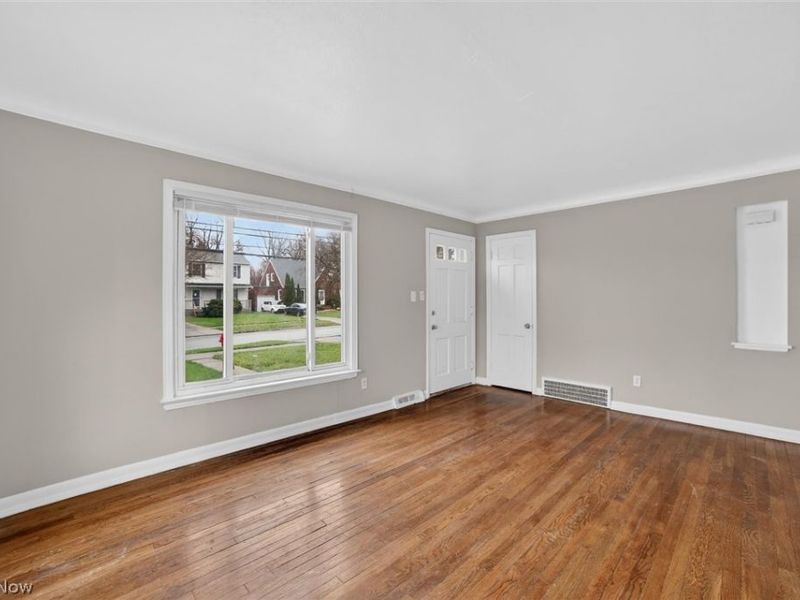 1568 Parker Drive, Mayfield Heights, OH 44124 Photo 3