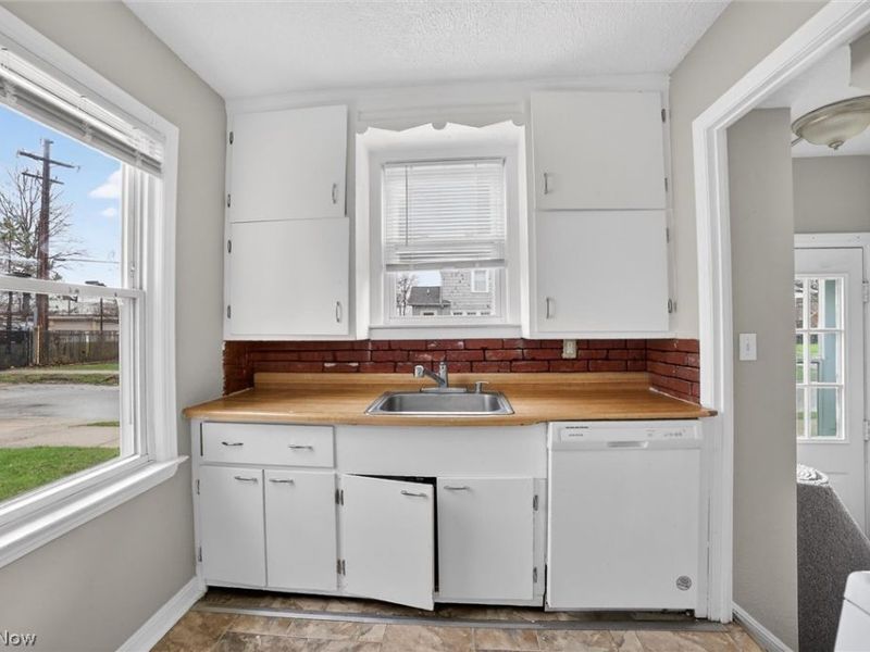 1568 Parker Drive, Mayfield Heights, OH 44124 Photo 6