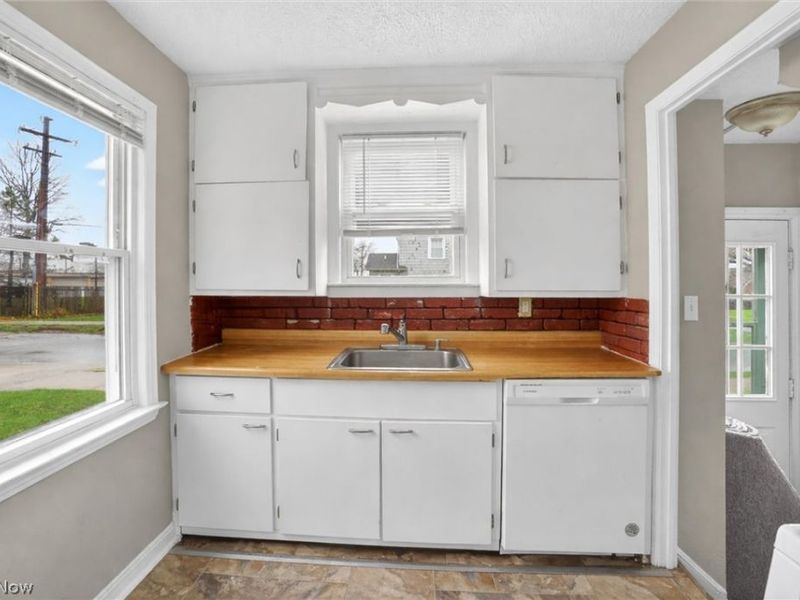 1568 Parker Drive, Mayfield Heights, OH 44124 Photo 6