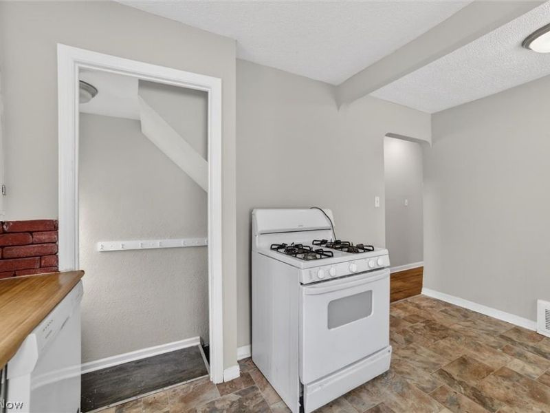 1568 Parker Drive, Mayfield Heights, OH 44124 Photo 9