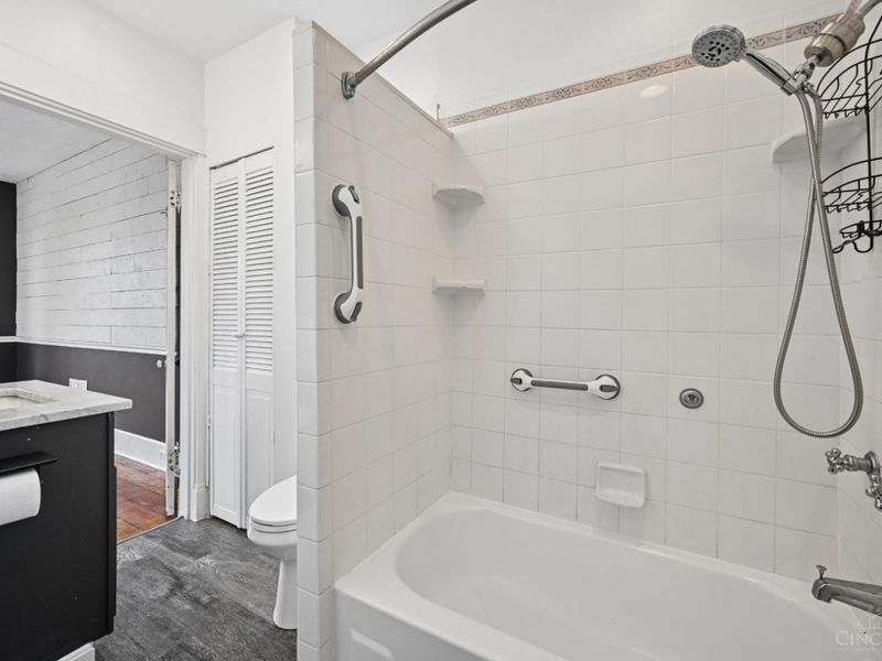 24 E Sharon Road, Glendale, OH 45246 Photo 17