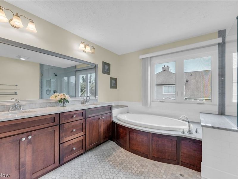 120 Ambleside Way , Amherst, OH 44001 Photo 18