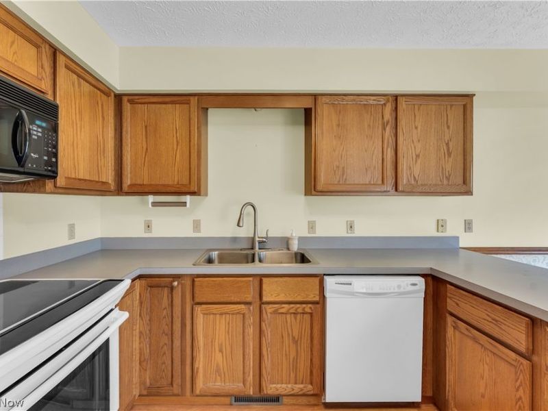 120 Ambleside Way , Amherst, OH 44001 Photo 7